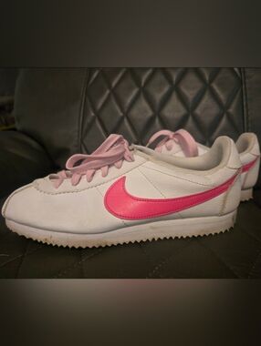 Nike White Sneakers with Bright Pink Swoosh and Light Pink Laces